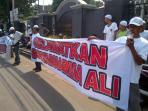 pendukung-suryadharma-ali-demo-di-pn-jakarta-selatan_20150330_110940.jpg