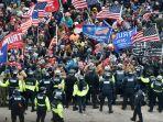 pendukung-trump-bentrok-dengan-polisi-saat-mereka-menyerbu-capitol-amerika-serikat-as.jpg