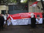 pendukung-uas-demo-di-depan-kedubes-singapura_20220520_181917.jpg