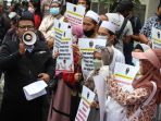 pendukung-uas-demo-di-depan-kedubes-singapura_20220520_182036.jpg