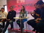 peneliti-kedaikopi-justito-adi-memegang-mic.jpg