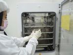 peneliti-melakukan-riset-di-laboratorium-riset-stem-cell_20180713_152956.jpg