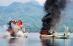 penenggelaman-kapal-asing-pencuri-ikan_20141221_171216.jpg