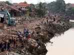 penertiban-bangunan-kampung-pulo-terus-berlanjut_20150824_224555.jpg