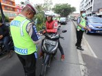 penertiban-pelanggar-jalur-busway_20150527_174621.jpg