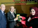 pengadilan-tinggi-bandung-lantik-425-advokat-peradi_20151119_224002.jpg