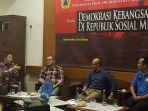 pengamat-komunikasi-dari-ui-effendi-gazali-dalam-diskusi-dikawasan-cikini_20170323_212636.jpg