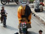 pengamen-ondel-ondel-beraksi-di-jatinegara_20190909_193616.jpg