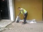 pengamen-tergeletak-tak-bernyawa-di-depan-toko-mobil_20161114_124450.jpg