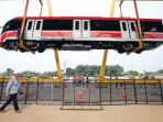 pengangkatan-perdana-gerbong-lrt-jabodebek_20191013_194847.jpg