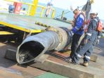 pengangkatan-potongan-pipa-pertamina-kalimantan-yang-patah_20180419_223026.jpg