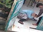 Diduga Karena Tak Diberi Uang, Pemuda di Bekasi Tega Pukul dan Tendang Ibu Kandung di Halaman Rumah