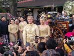 pengantin-kaesang-pangarep-erina-gudono-menaiki-kereta-kencana_20221211_124659.jpg