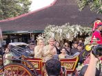 pengantin-kaesang-pangarep-erina-gudono-menaiki-kereta-kencana_20221211_124902.jpg