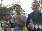 pengelola-wisata-menunjukkan-hasil-mengambil-putung-rokok-dari-wisatawan.jpg