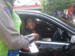 pengemudi-mercedes-benz-ditilang_20160526_193210.jpg