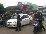 pengemudi-ojek-online-melakukan-aksi-sweeping-terhadap-taksi_20160322_164306.jpg