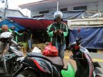 pengemudi-ojek-online-tetap-setia-layani-pesanan-konsumen_20200322_195320.jpg