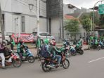 pengemudi-ojol-sepertinya-tak-memperdulikan-aturan-psbb_20200408_154847.jpg