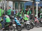 pengemudi-ojol-sepertinya-tak-memperdulikan-aturan-psbb_20200408_154922.jpg