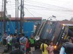 pengemudi-ojol-tertimpa-material-aspal-dari-truk-yang-terperosok.jpg