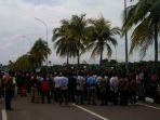 pengemudi-taksi-online-dan-konvensional-ribut-di-bandara-batam.jpg