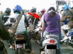 pengendara-banyak-memakai-jaket-terbalik_20180323_190237.jpg