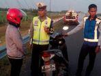 pengendara-diamankan-petugas-karena-melintas-di-jalur-tol-madiun-nganjuk.jpg