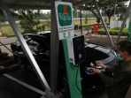 pengendara-mobil-listrik-mengisi-baterai-mobilnya-di-spklu_20220616_162501.jpg