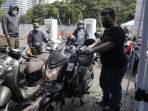 pengendara-motor-antri-uji-emisi-di-irti-monas-jakarta_20211102_164926.jpg