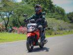 pengendara-motor-berhelm-ok.jpg