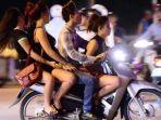 pengendara-motor-boncengan-empat.jpg