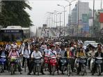 pengendara-motor-di-jalanan-kota-hanoi_20160821_163529.jpg