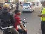 pengendara-motor-ditilang-karena-menerobos-jalur-sepeda-di-jalan-tomang-raya-jakarta-barat.jpg