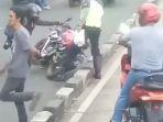 pengendara-motor-honda-cbr150r-masuk-busway-terjatuh-ditolongin-polisi.jpg