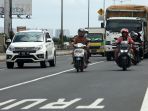 pengendara-motor-masuk-jalan-tol-hindari-banjir_20200223_193221.jpg