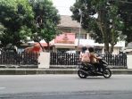 pengendara-motor-melintas-di-depan-kantor-polisi_20170714_153930.jpg