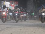 pengendara-motor-melintas-jalan-berdebu-proyek-kereta-cepat_20200627_123815.jpg