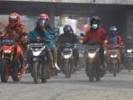 pengendara-motor-melintas-jalan-berdebu-proyek-kereta-cepat_20200627_124035.jpg