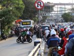pengendara-motor-nekat-lawan-arus_20151022_151244.jpg