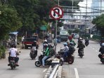pengendara-motor-nekat-melanggar-rambu-lalulintas_20160715_122145.jpg