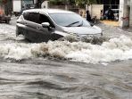pengendara-motor-nekat-melintasi-genangan-banjir-cileuncang_20210414_184740.jpg