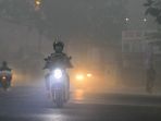 pengendara-motor-nekat-terabas-kabut-asap-tebal_20190922_051033.jpg