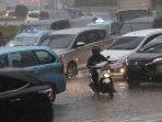 pengendara-motor-nekat-terjang-hujan-deras-disela-mobil_20220518_193757.jpg