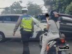 pengendara-motor-perempuan-mengacungkan-jari-tengah.jpg
