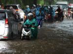 pengendara-motor-terjebak-bajir-di-kawasan-benda-bawah_20221004_183505.jpg