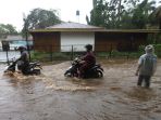 pengendara-motor-terjebak-bajir-di-kawasan-benda-bawah_20221004_183834.jpg