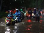 pengendara-motor-terjebak-bajir-di-kawasan-benda-bawah_20221004_183932.jpg