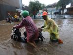 pengendara-motor-terjebak-bajir-di-kawasan-benda-bawah_20221004_184416.jpg