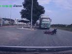 pengendara-motor-tersundul-mobil-terjatuh-dan-nyaris-terlindas-truk-dari-arah-depan-vietnam.jpg